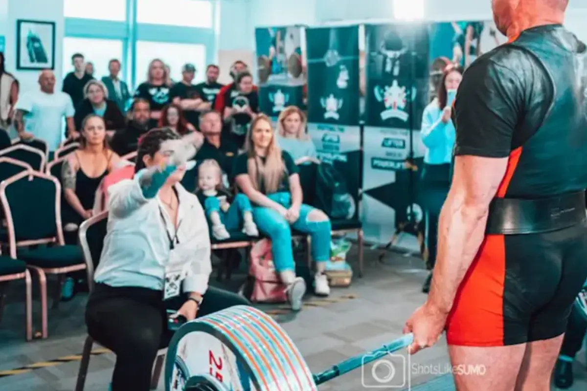Judge giving a deadlift command