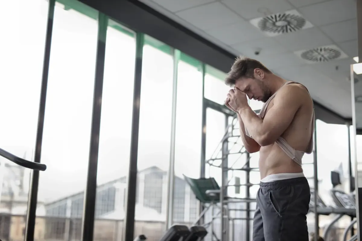 Man focussing in the gym