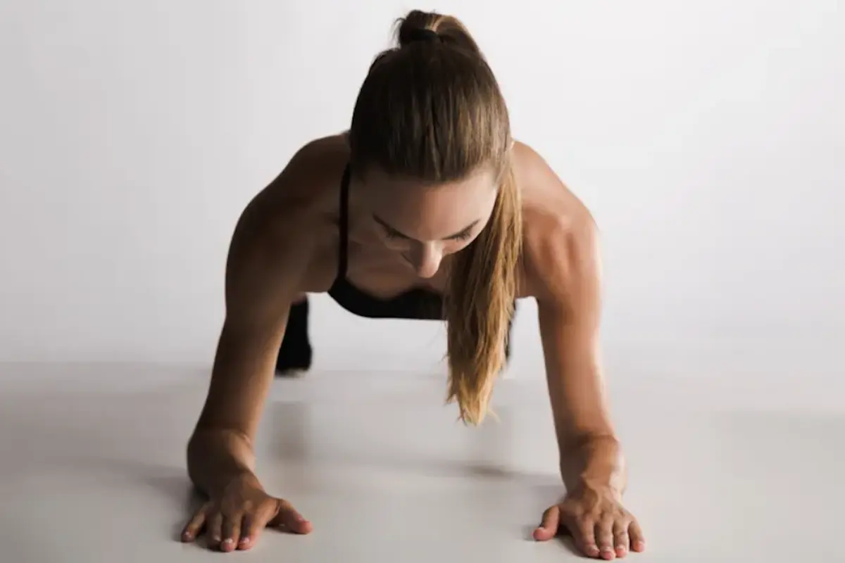 Front view of woman in a plank